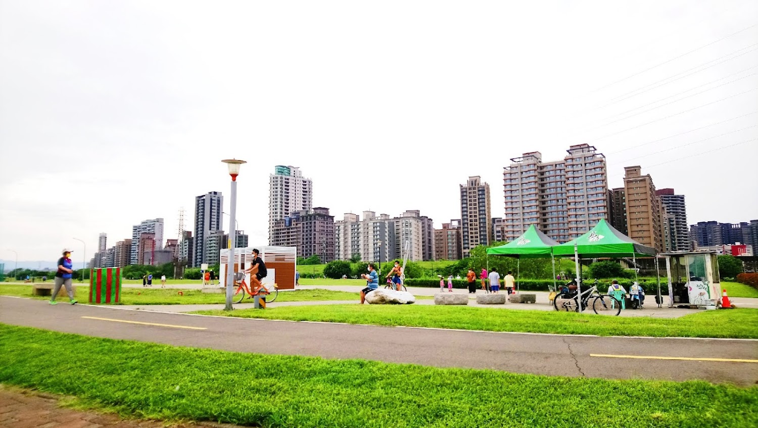 淡水河畔公園草地與自行車道