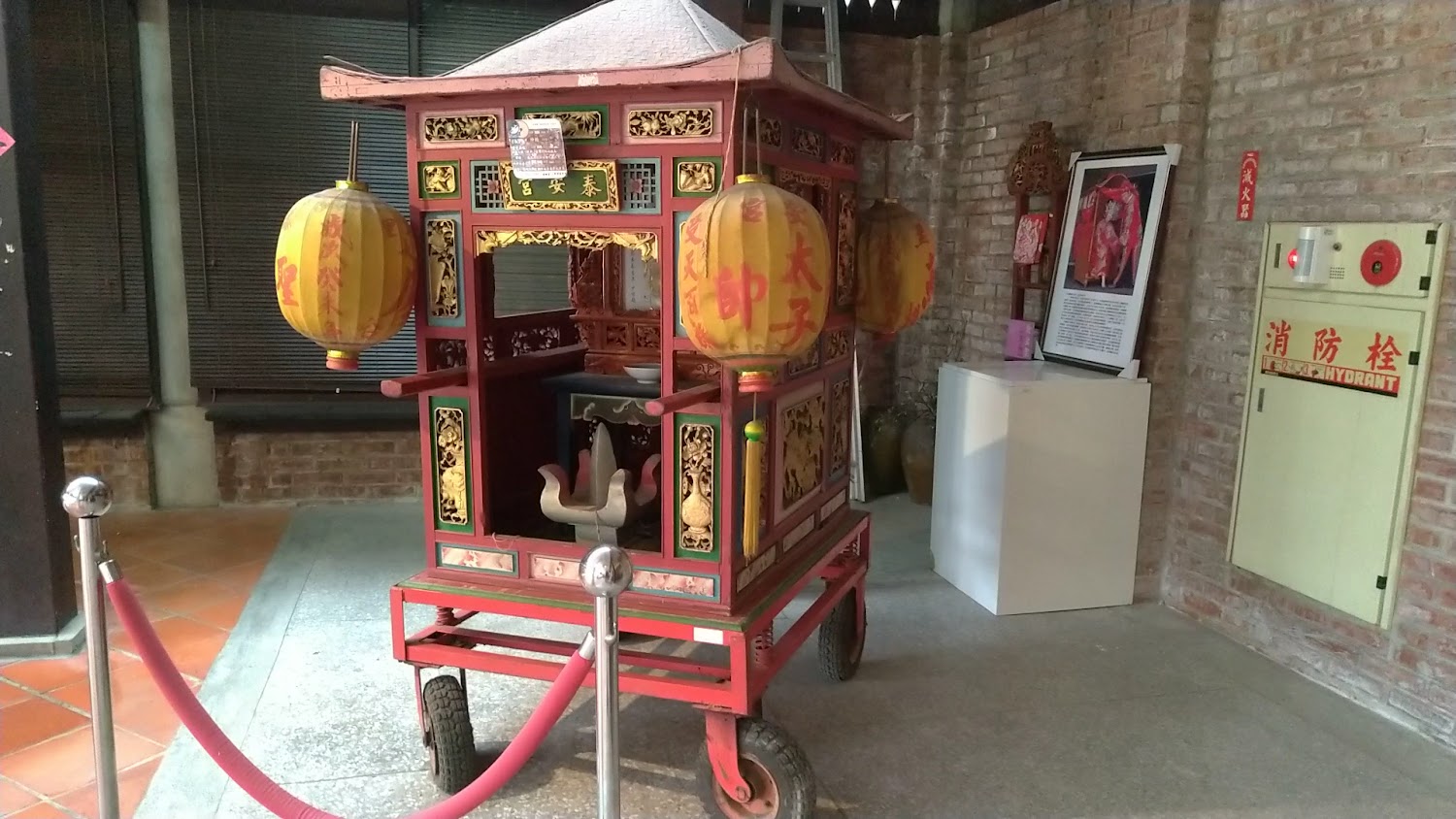 室內展出的傳統神轎與燈籠