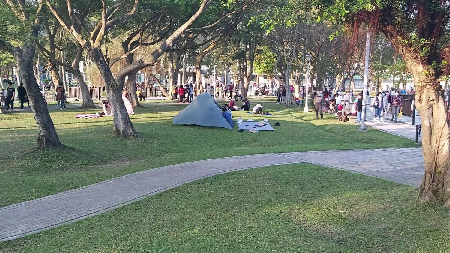 大湖公園草地野餐景象