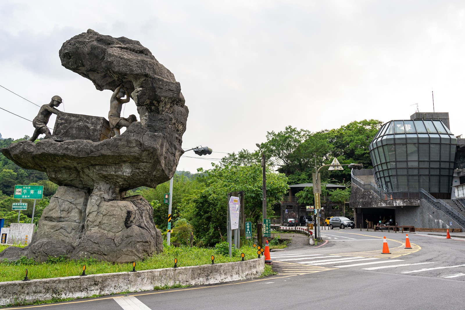 菁桐礦工雕塑圓環，玻璃圓頂天燈造型建築，平溪天燈一日遊