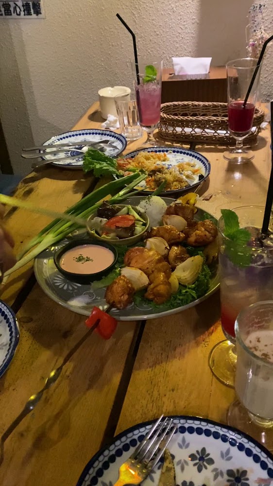 一桌燒烤串蔬菜佐醬與飲料的聚餐畫面