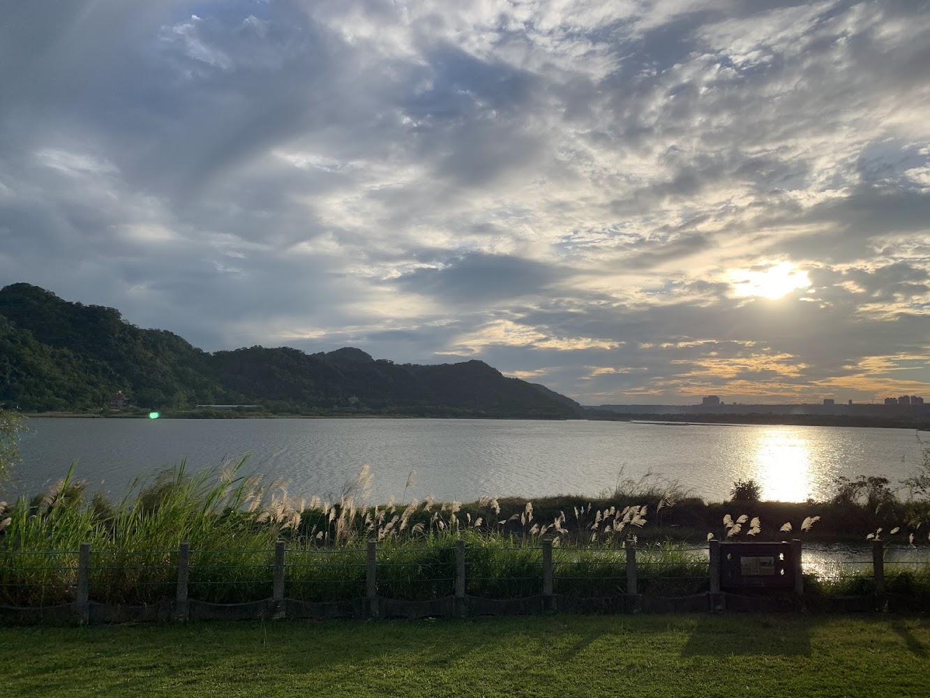 鶯歌山水步道公園夕陽湖景