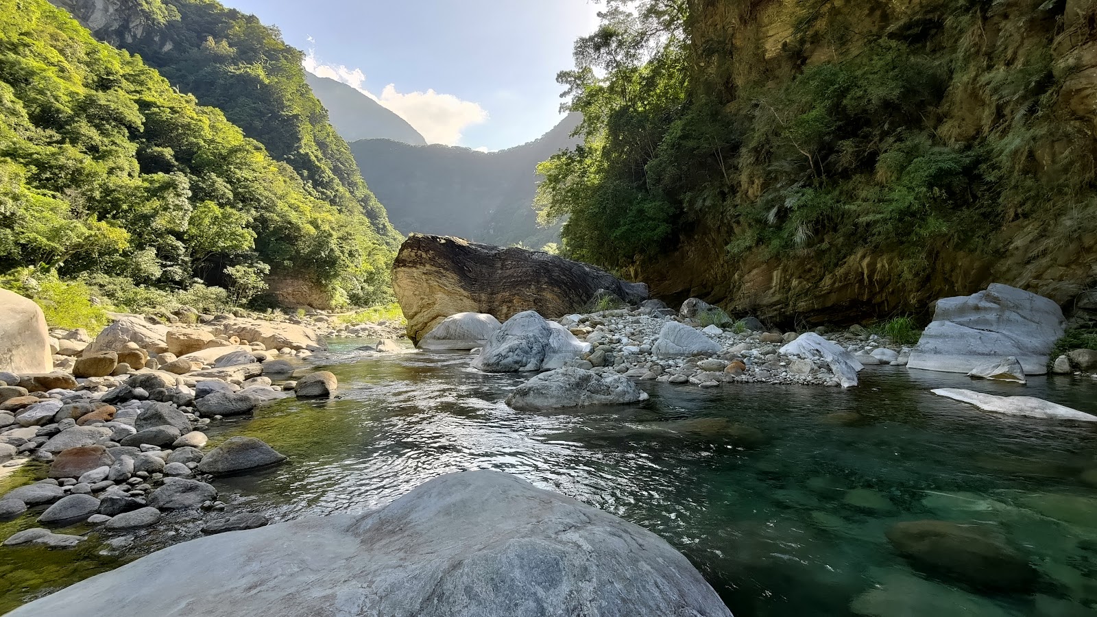 砂卡礑步道砂卡礑溪碧綠溪水白色大理石河床太魯閣