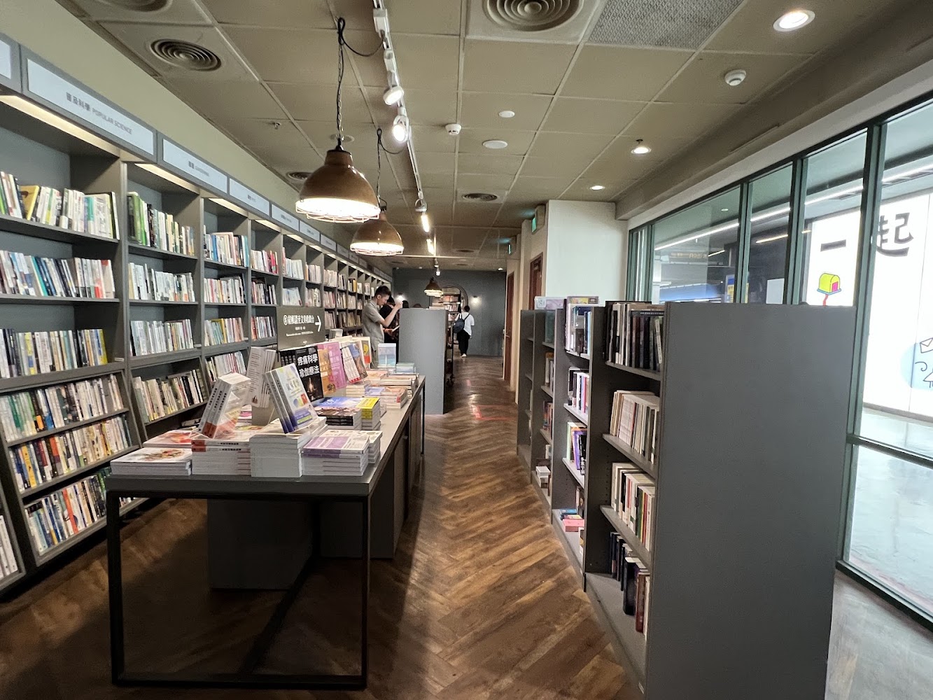 誠品書店R79內部，多排書架與木紋地板空間