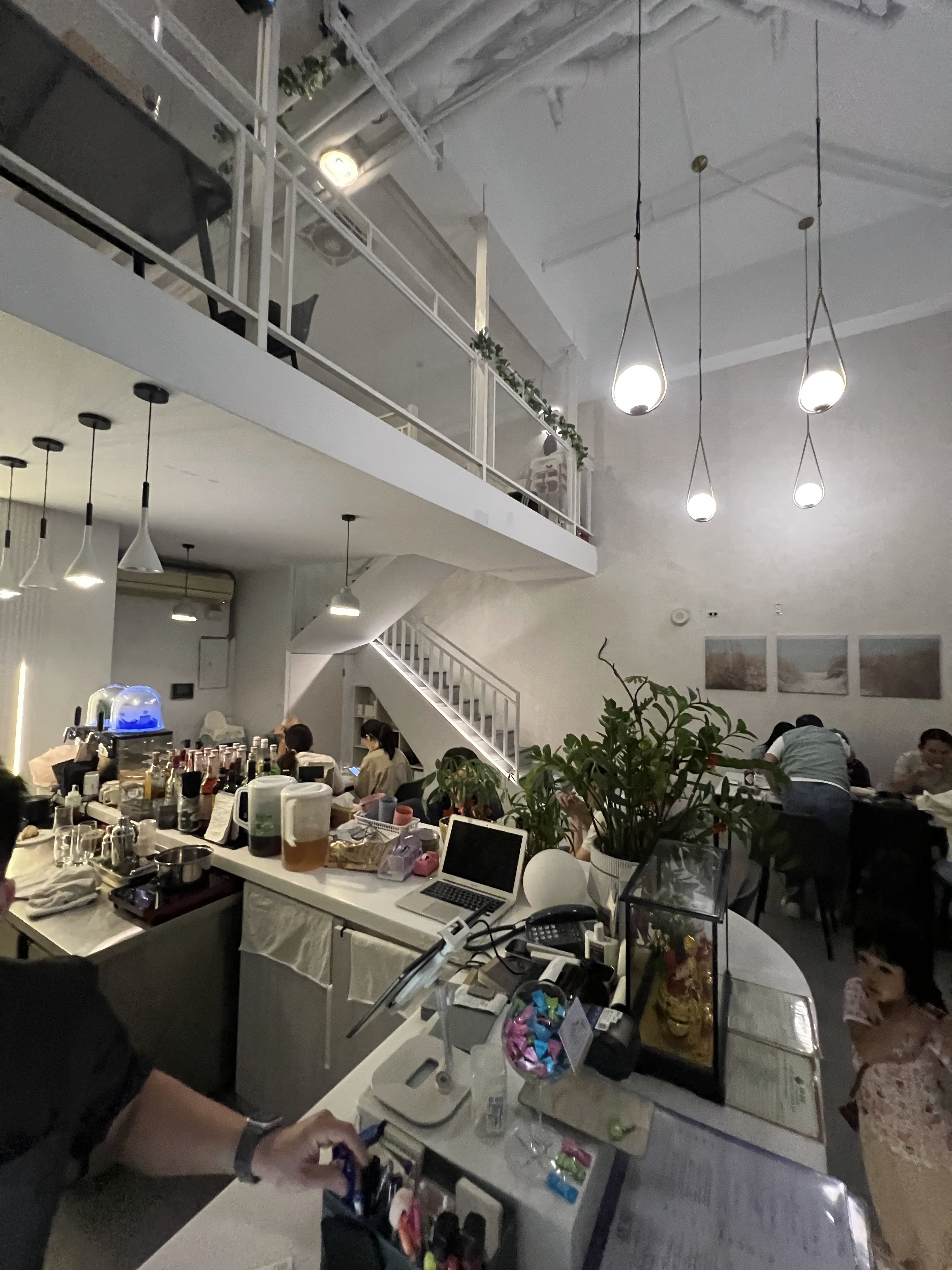 拾年一刻店內空間，高挑天花與簡約現代風格