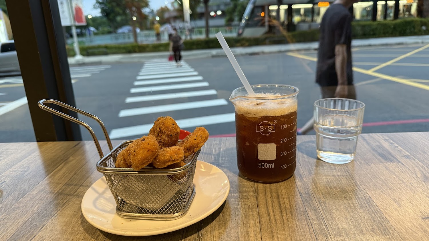 炸雞塊與量杯冷飲