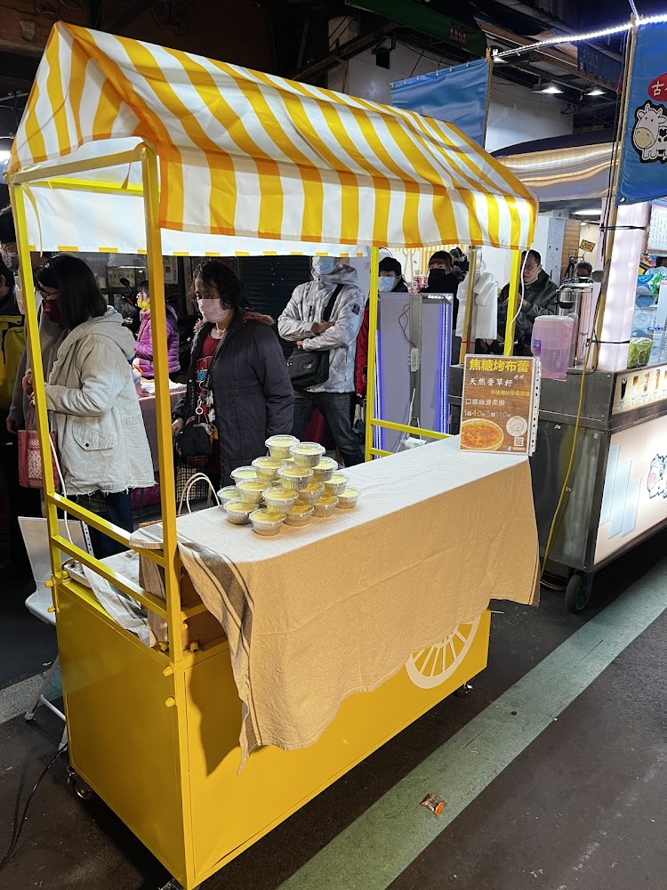 夜市攤位前排隊購買甜點的人潮