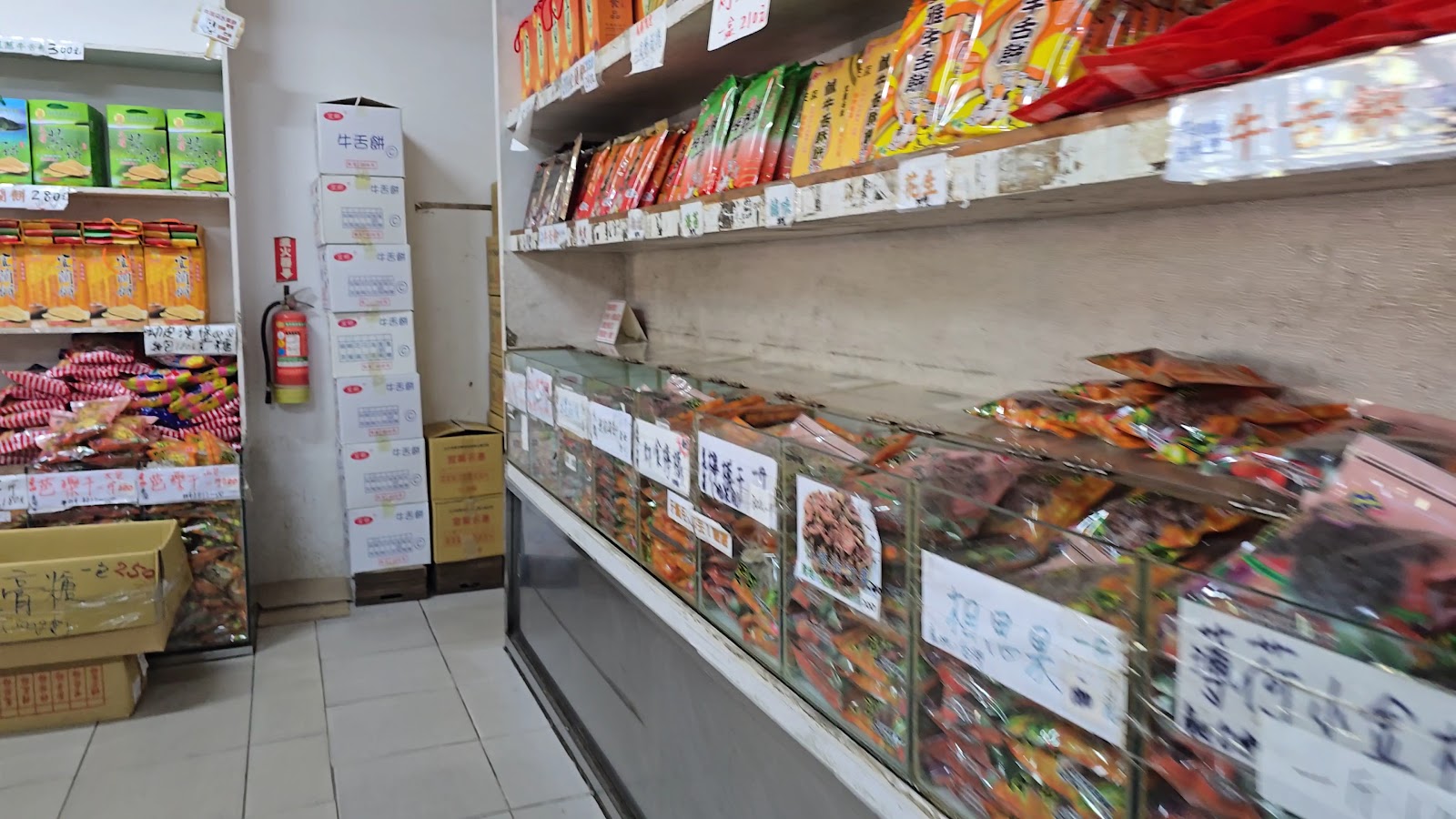 順進蜜餞行店內走道牛舌餅貨架與玻璃展示台