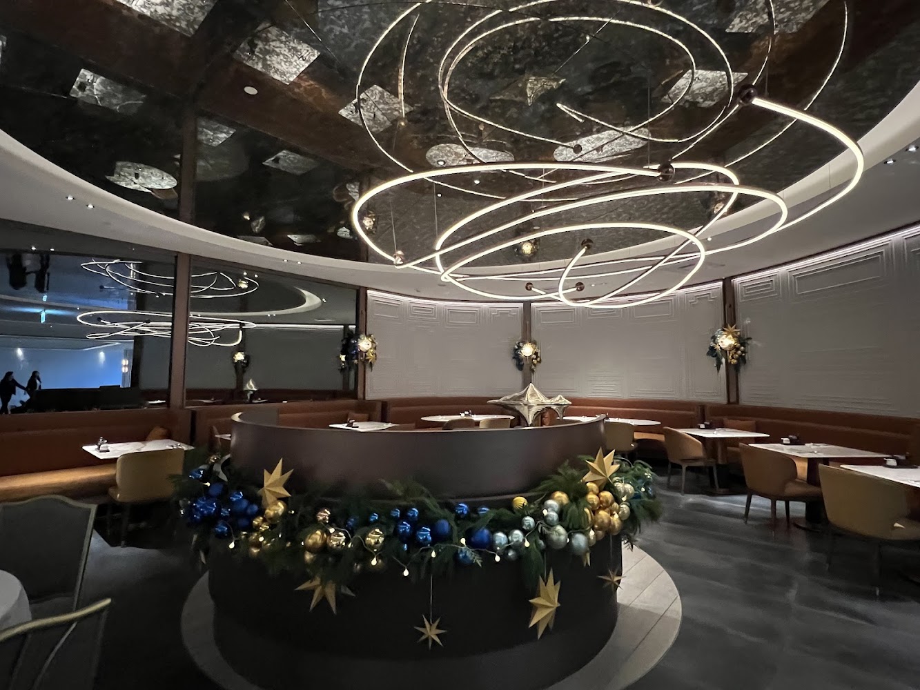 島語台北漢來店餐廳內部空間與燈飾設計