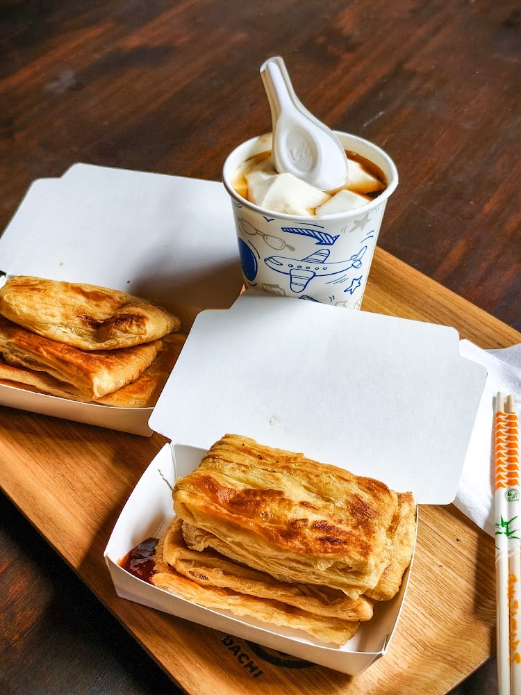 大池豆皮店豆花與酥皮點心托盤