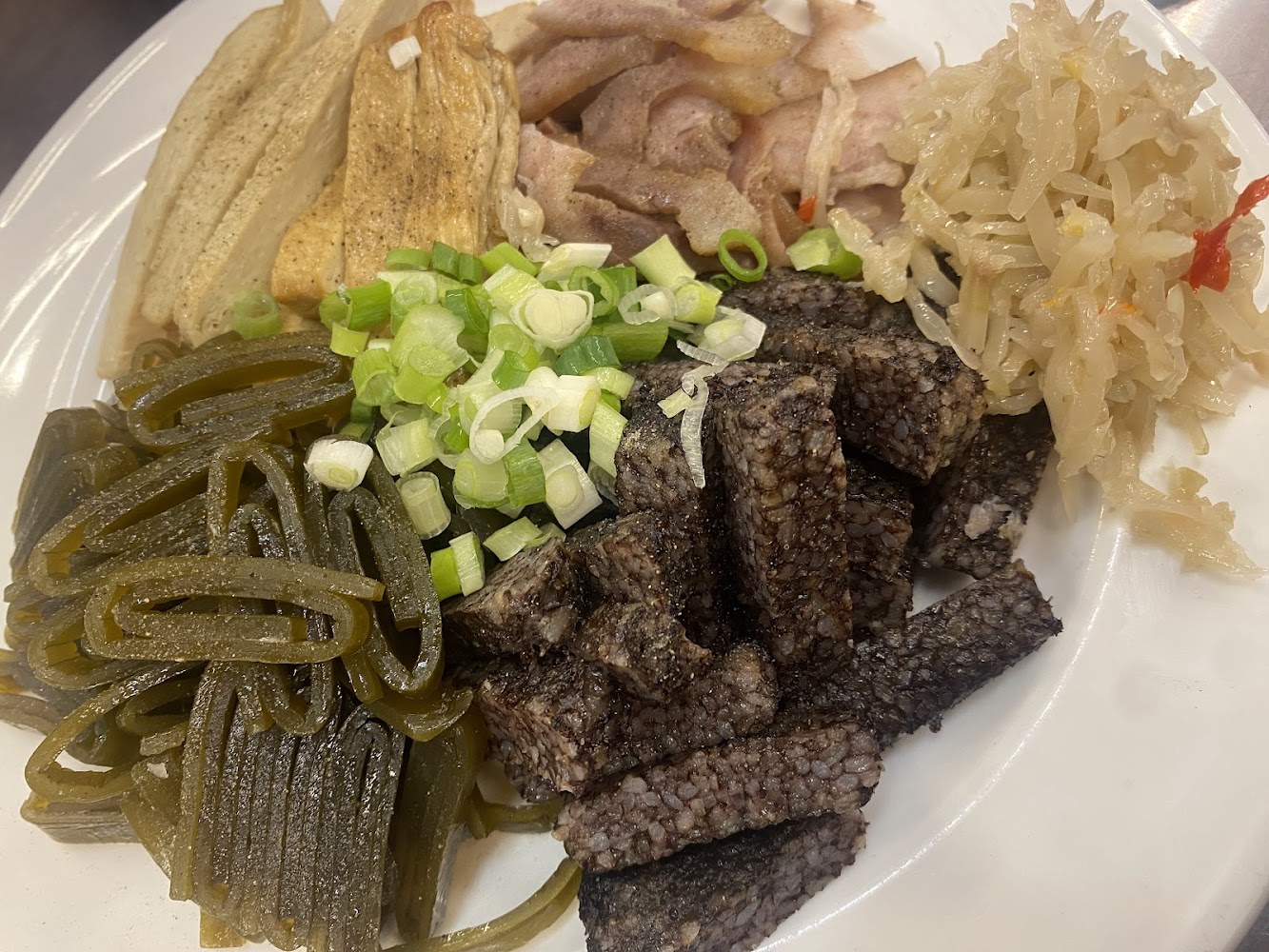 一盤滷味拼盤包含海帶、米血、豆皮、豬耳朵等配料