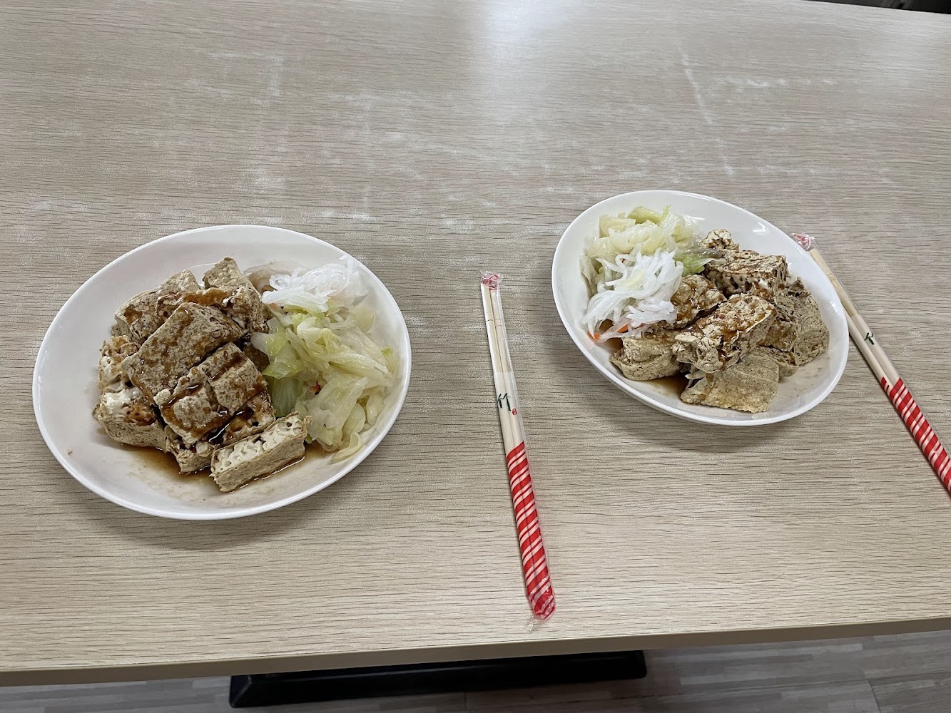 桌上左右各一盤臭豆腐與泡菜