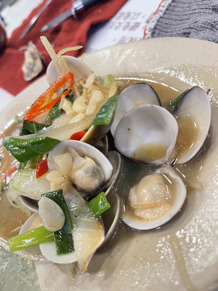 一盤炒蛤蜊料理搭配洋蔥青蔥辣椒
