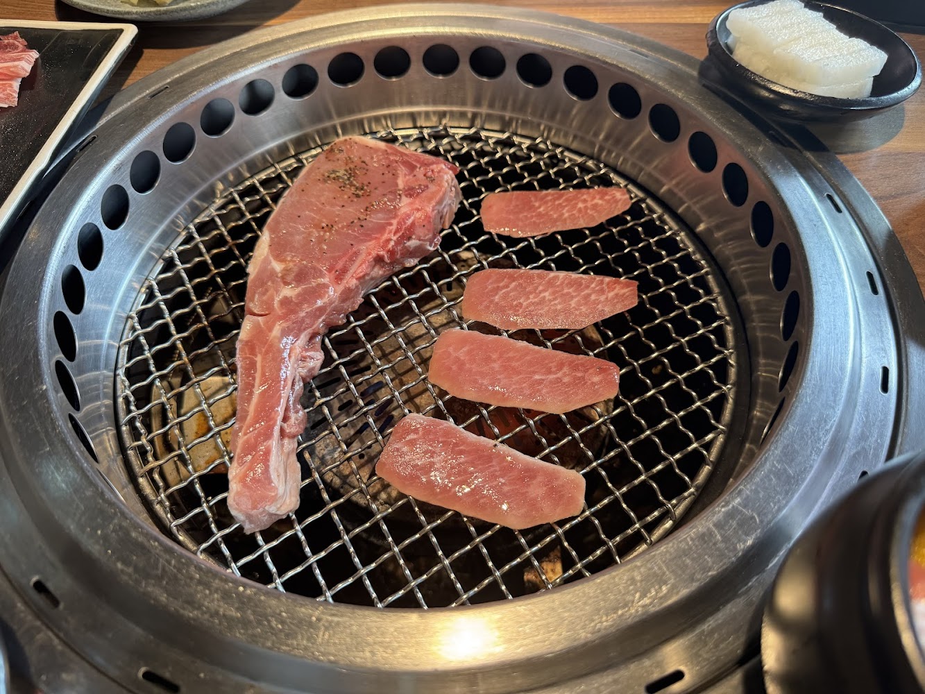 原燒竹北光明店烤爐上的牛排與牛肉片