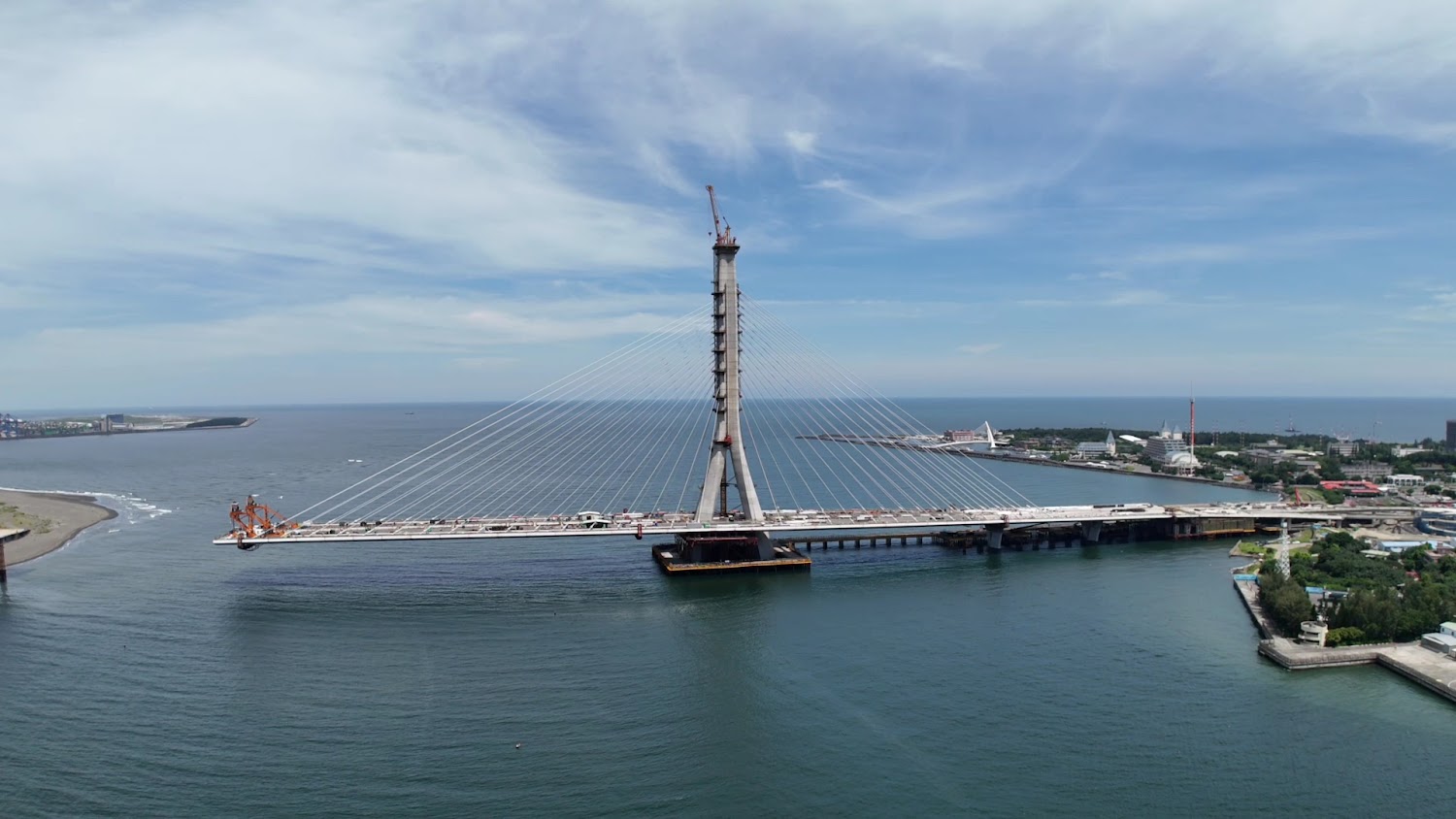 跨海大橋正在建設中,採用斜張橋設計,中央有高大橋塔與多條鋼索