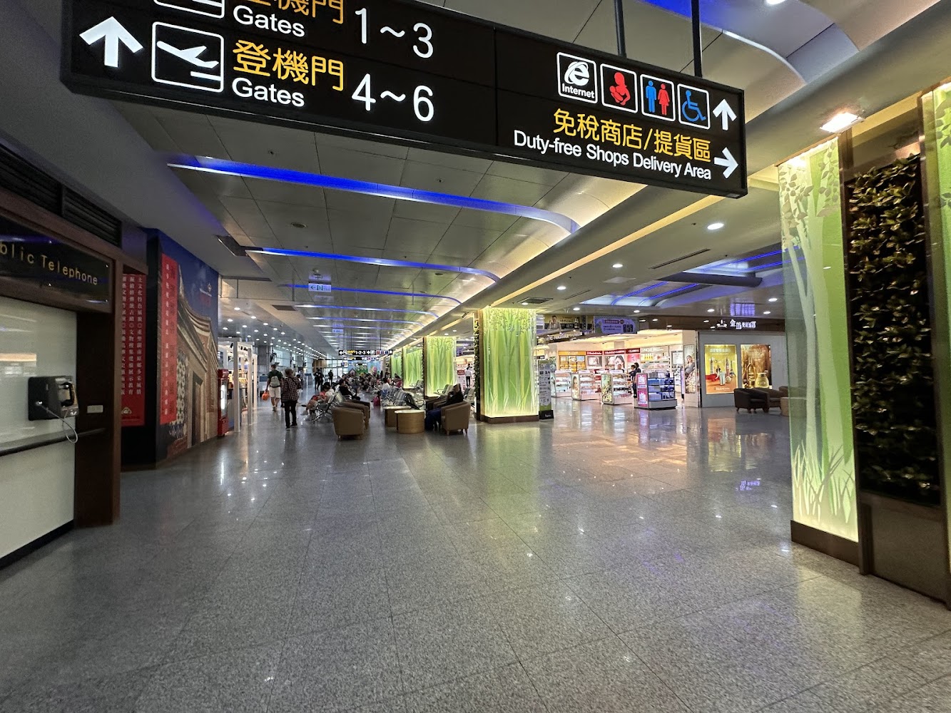 機場候機區有登機門指標免稅商店與旅客座椅