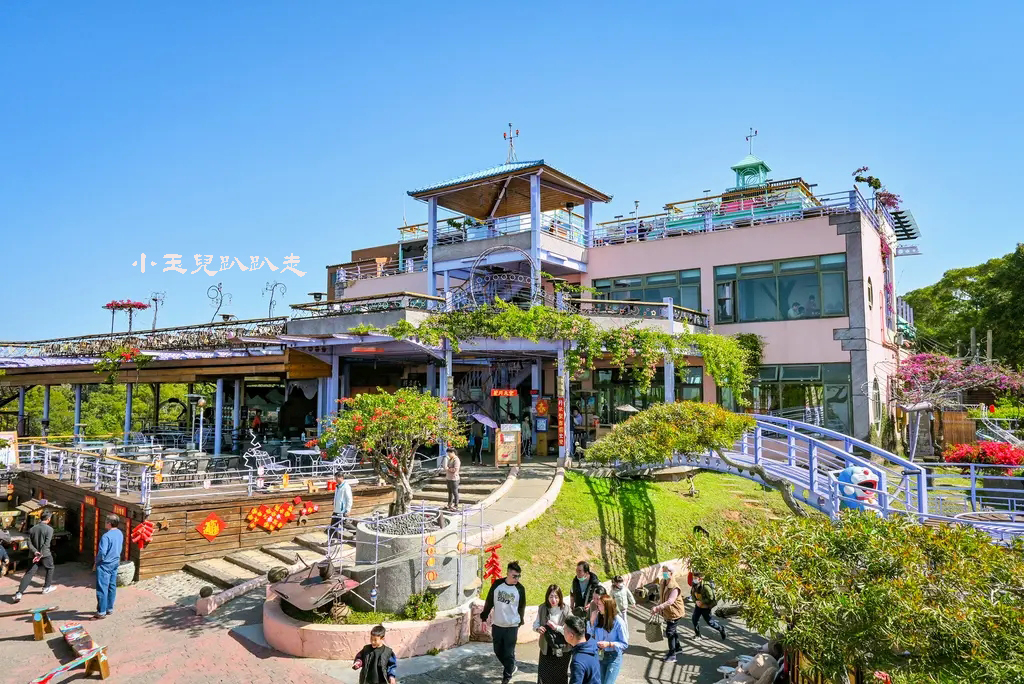 多層次的星月天空景觀餐廳建築與戶外座位區