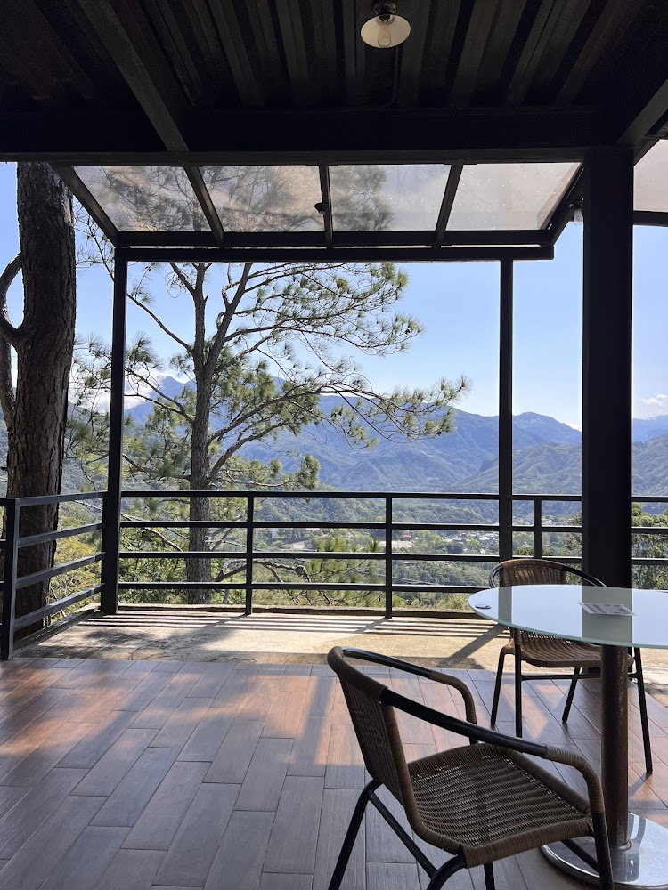 戶外陽台設有兩張椅子與圓桌遠望青山藍天