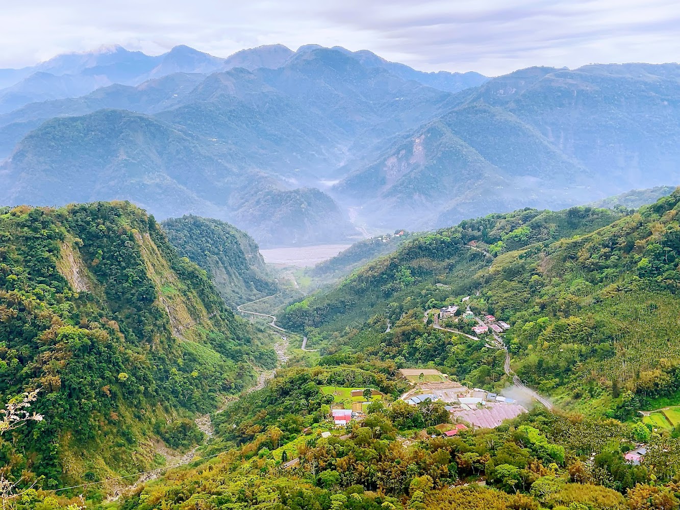 草嶺風景區山谷道路與層疊山巒景觀