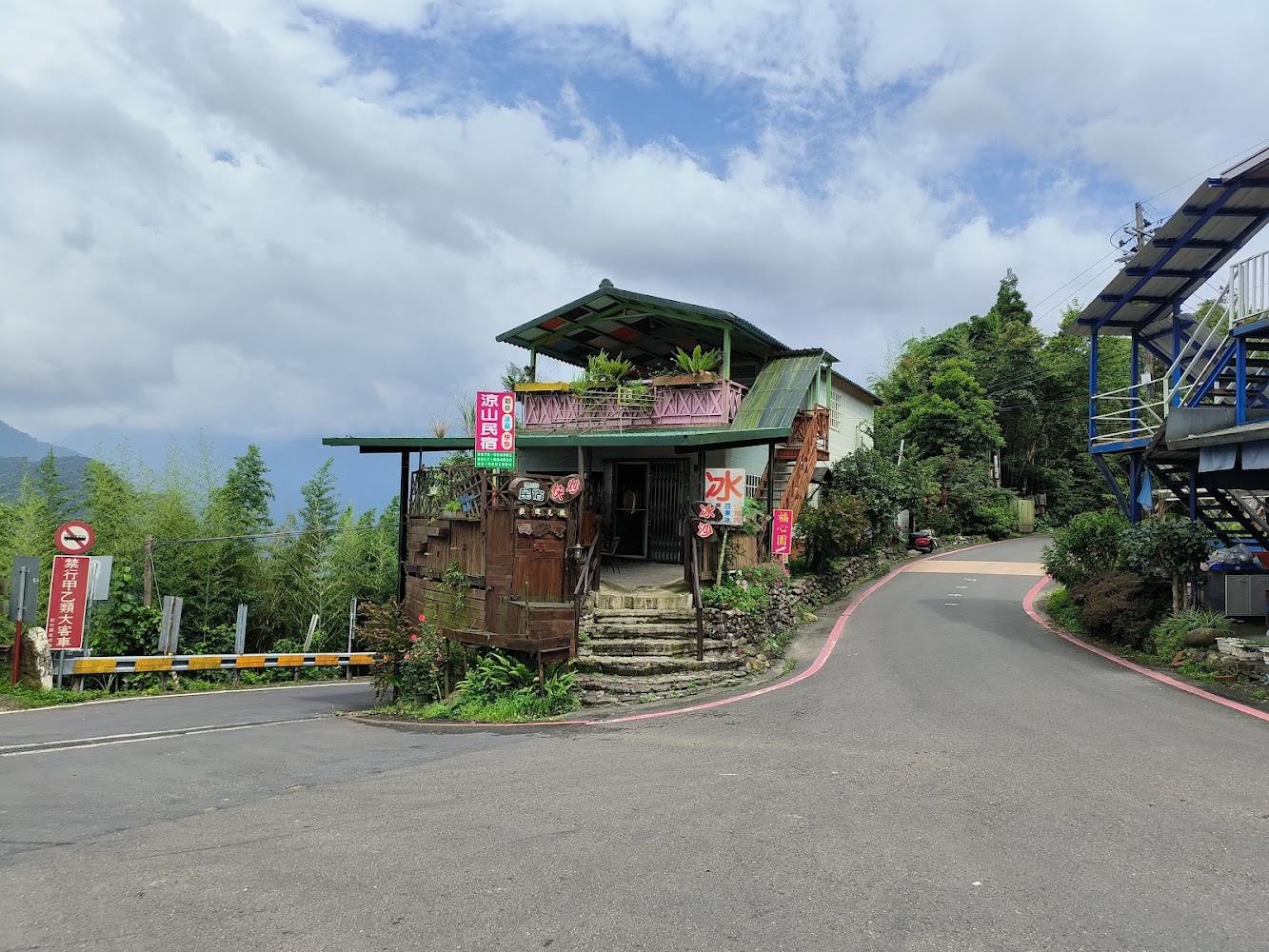 山區道路旁的涼山撒牧咖啡與民宿外觀