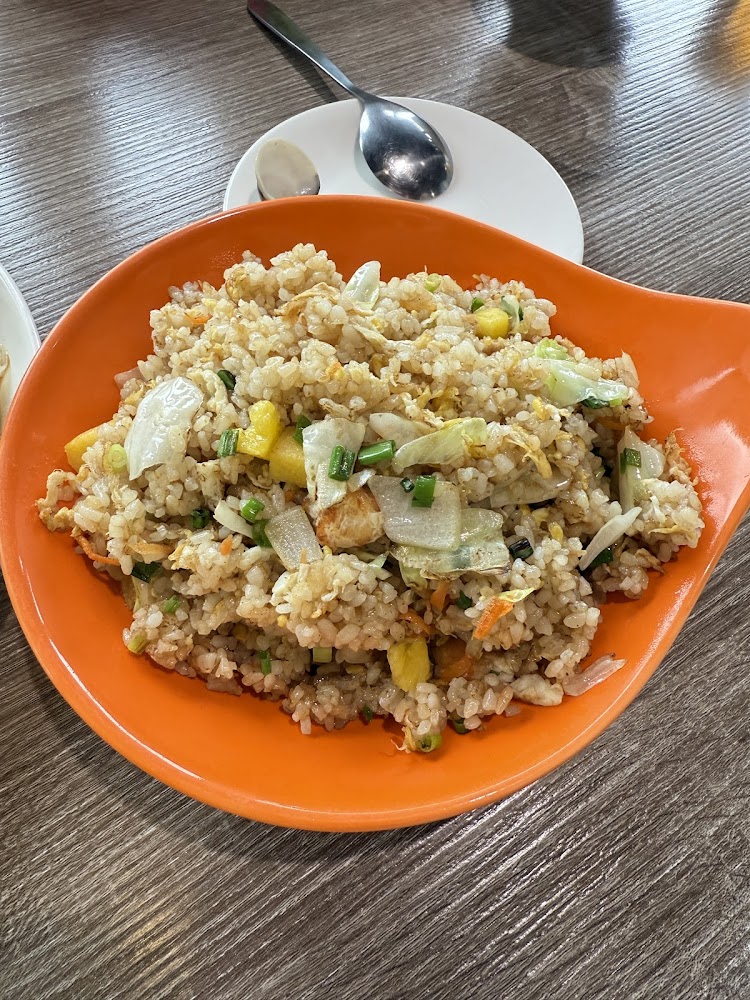 橘色大盤盛裝的炒飯