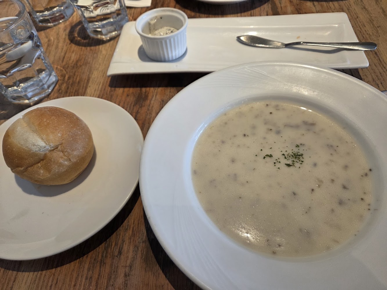 LA VILLA DANSHUI 奶油蘑菇濃湯搭配圓麵包