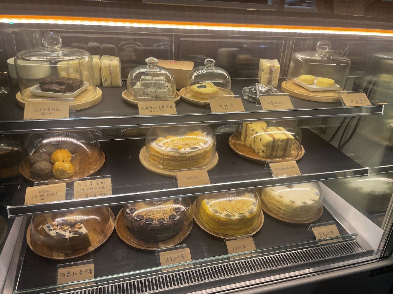 丘山茶甜點冷藏櫃與多款蛋糕