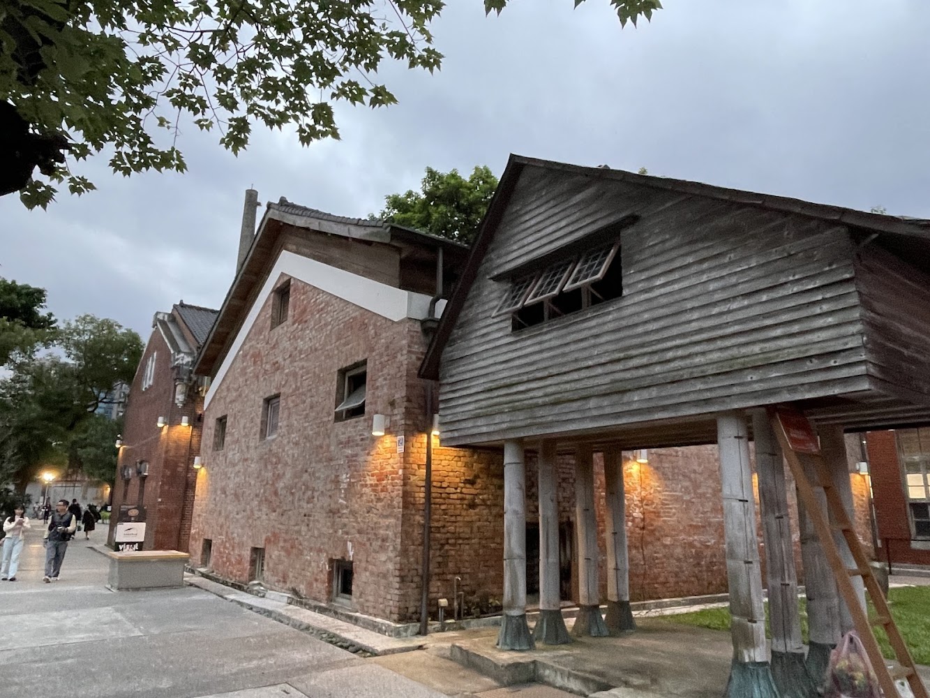 華山紅磚與木造混合建築夜間氛圍