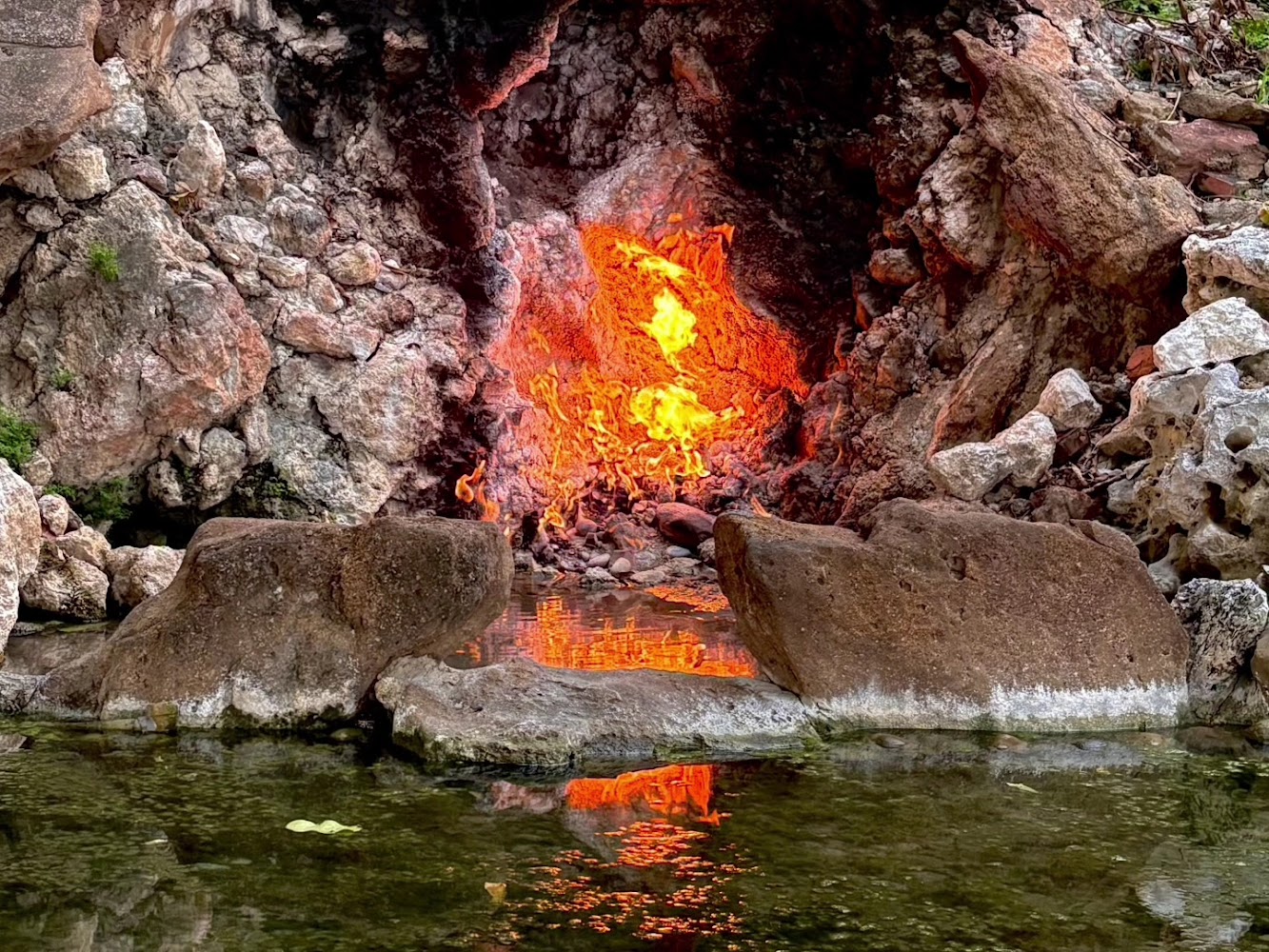 水火同源洞口火焰