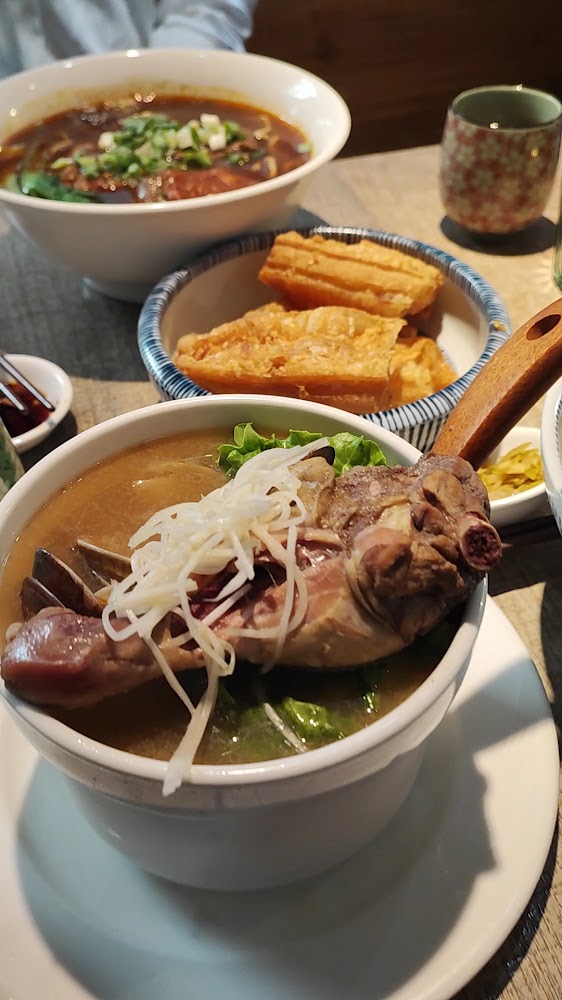 功夫豬私廚好麵牛肉麵與雞湯