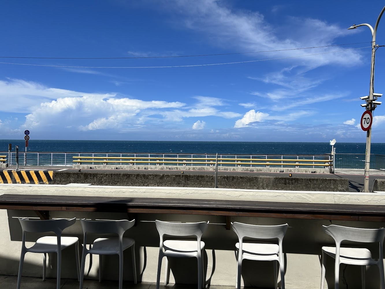 面向大海的椅子與海岸景色