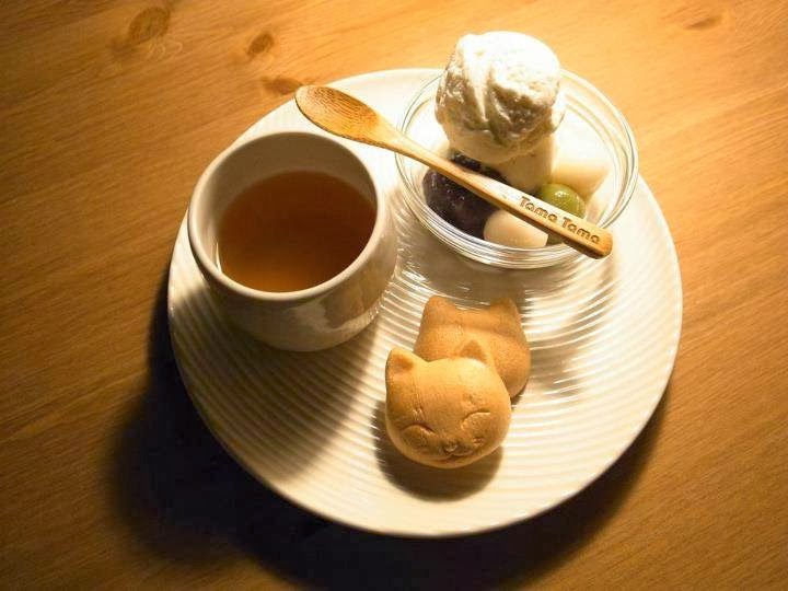 茶飲與小甜點擺盤溫馨，搭配貓咪造型餅乾