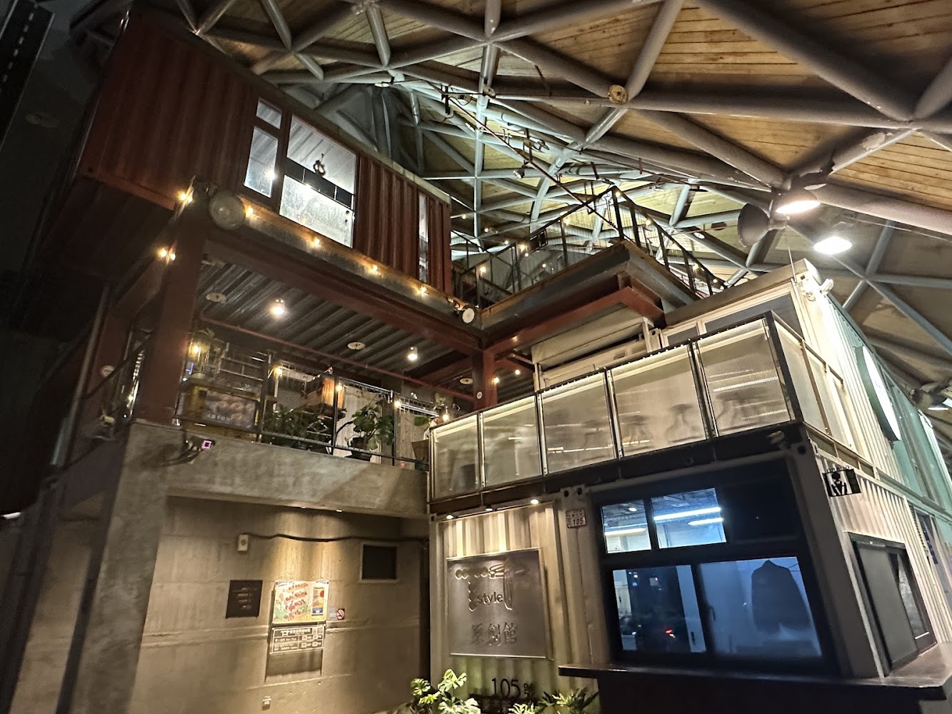 由貨櫃屋組成的現代工業風建築