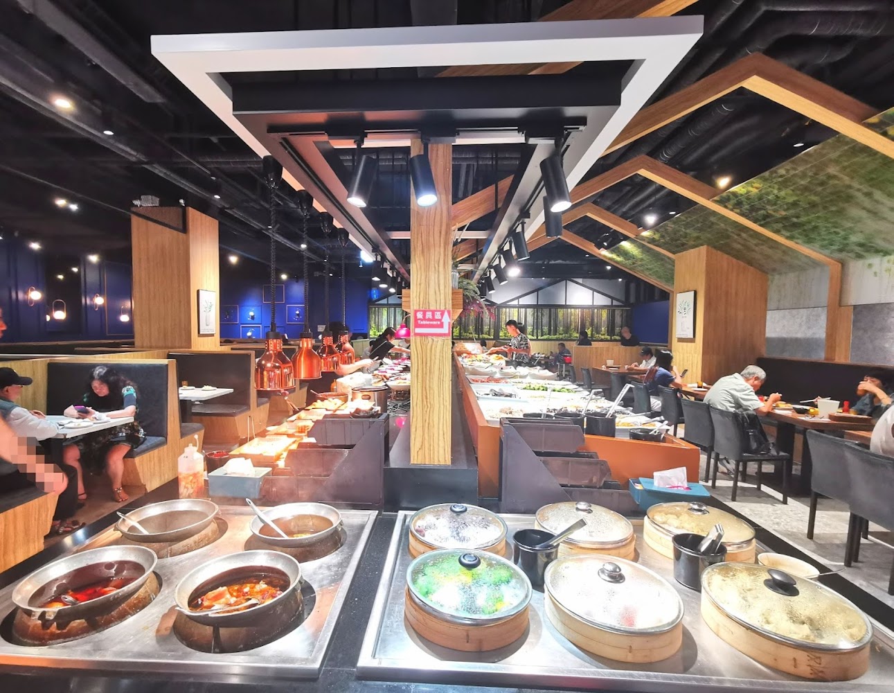 我家牛排中和旗艦店自助取餐區多種熟食與蒸籠點心