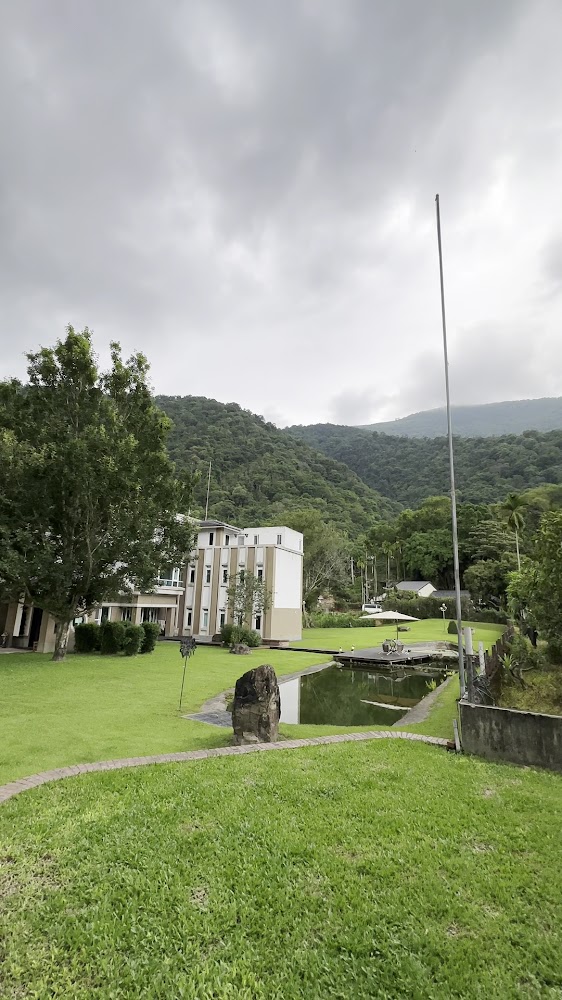 REVEL VILLA享想旅宿草地池塘與山景環境