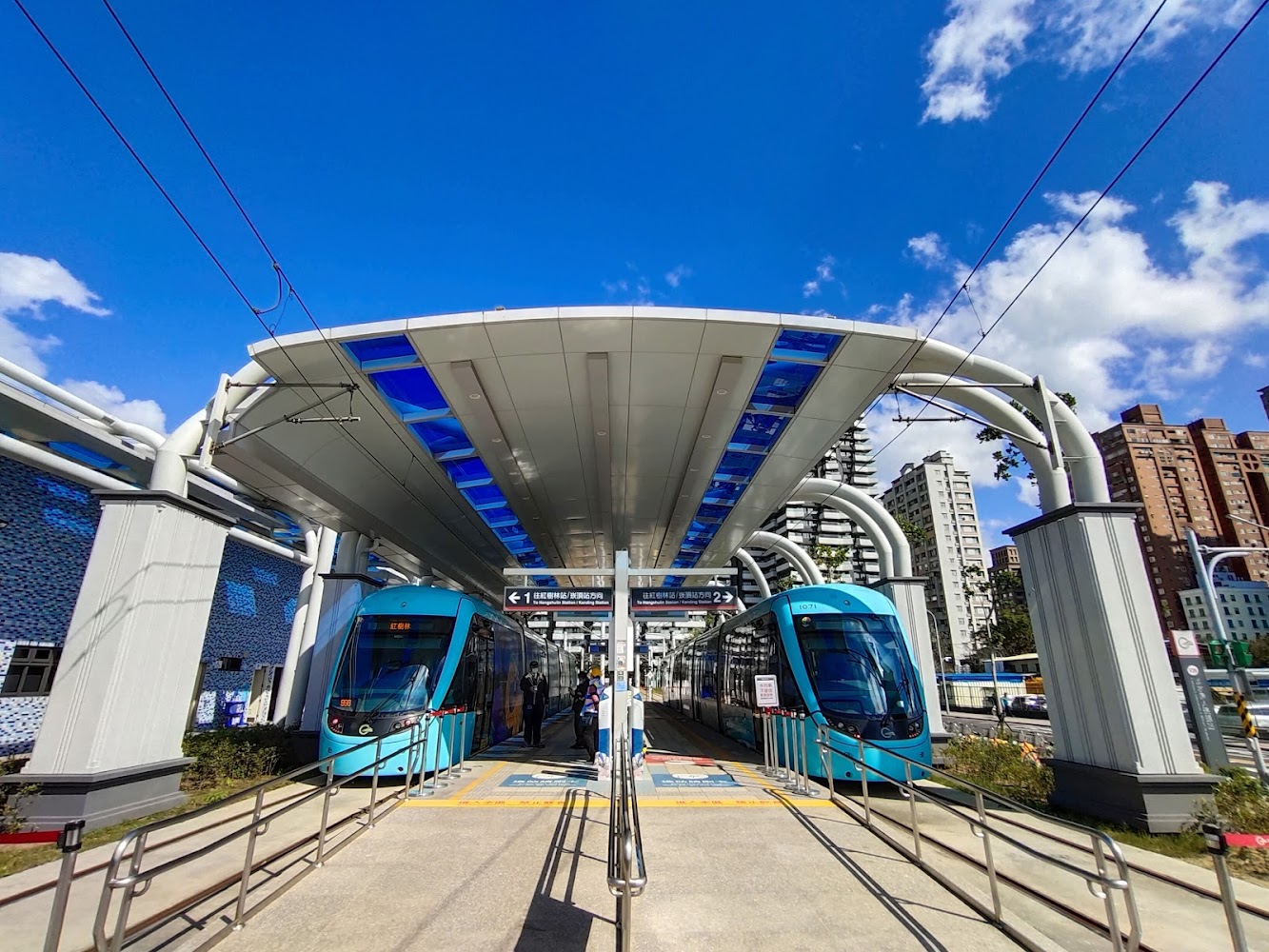 淡水漁人碼頭站雙列車畫面