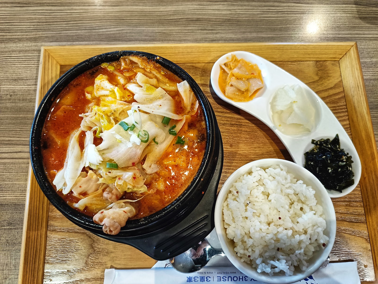 三皇三家高雄岡山店韓式石鍋料理紅湯雞腿配白飯小菜