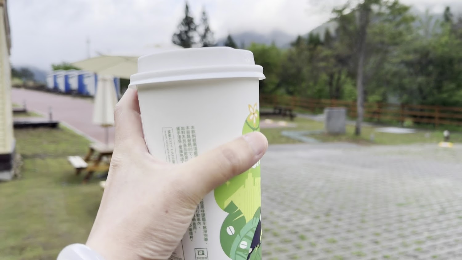 武陵農場露營區咖啡杯與戶外草地休憩景色