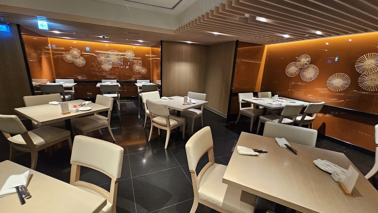 遠東CAFÉ現代用餐空間與橘色玻璃隔間