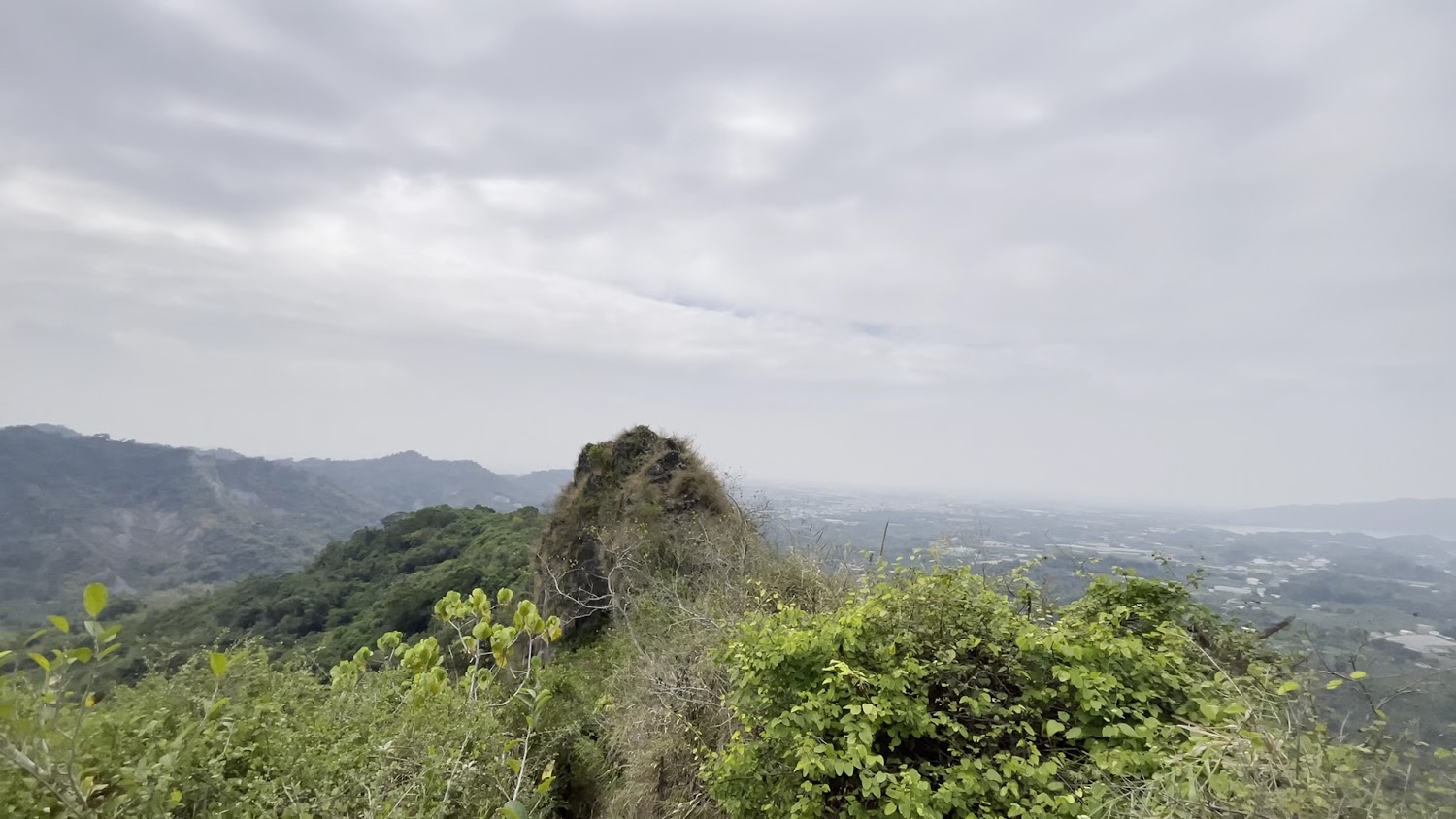 雞冠山登山入口周邊山岳與天空景色