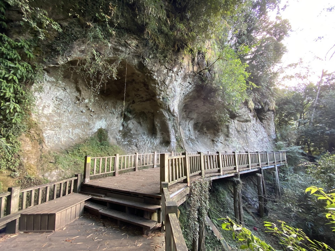 沿岩壁建造的木棧道