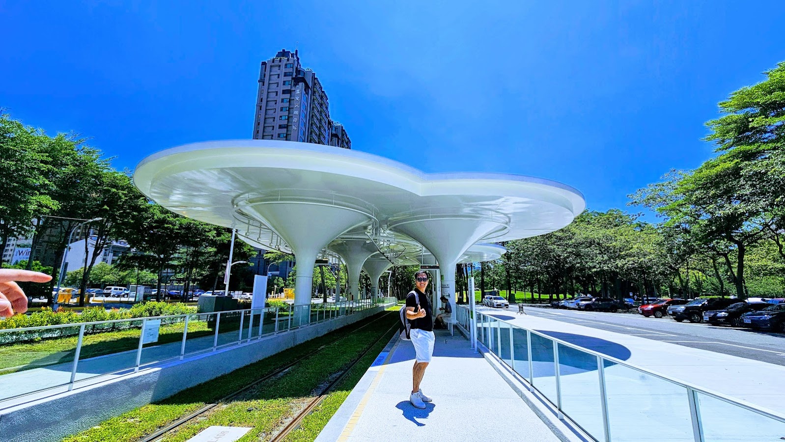 高雄輕軌美術館站,白色蘑菇造型流線屋頂月台