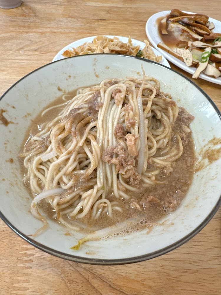 麻醬麵與背景小菜