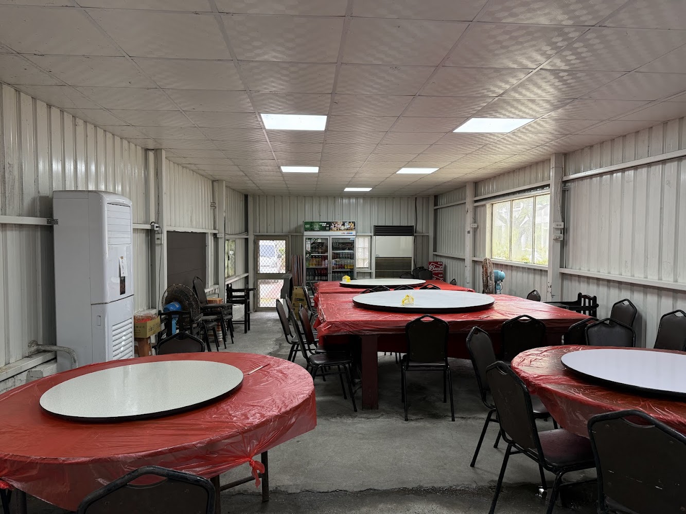 過嶺生猛海鮮館內用空間圓桌環境