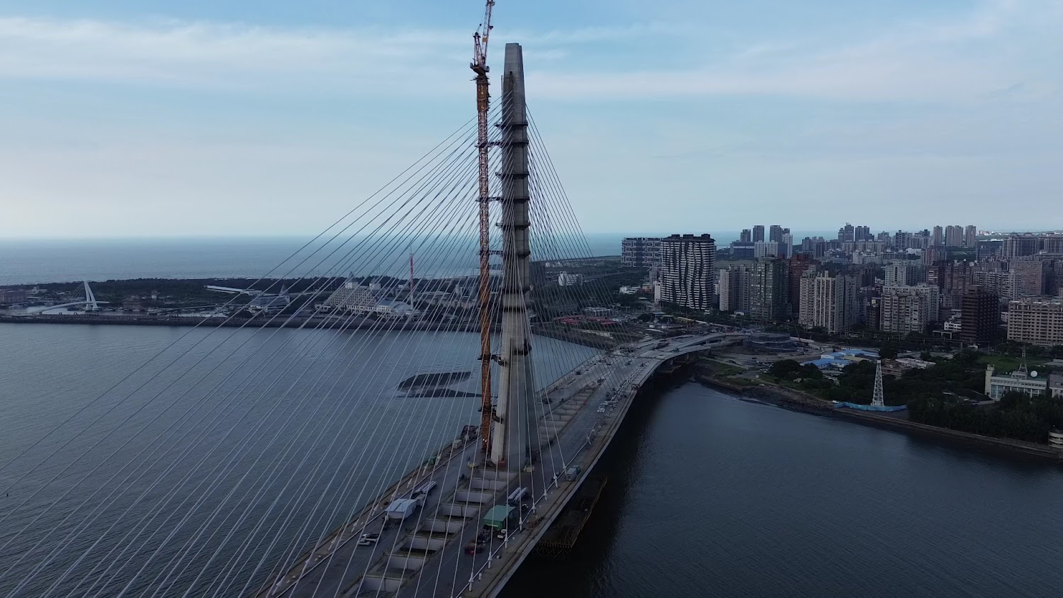大型斜張橋一端連接現代高樓林立的城市區域