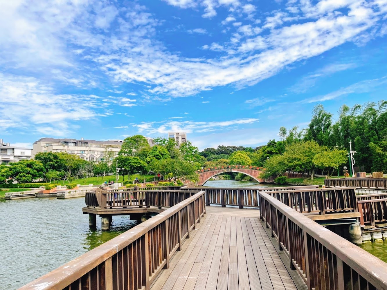 龍潭大池木棧道與紅磚拱橋景致
