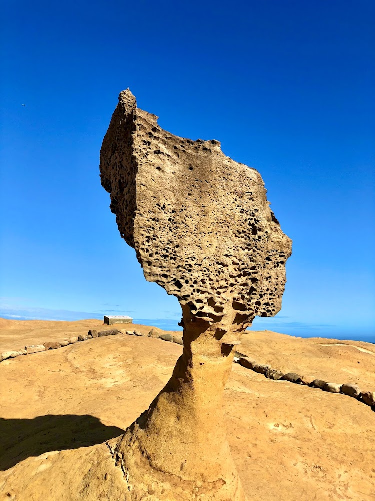 特殊形狀風化岩石與藍天岩地