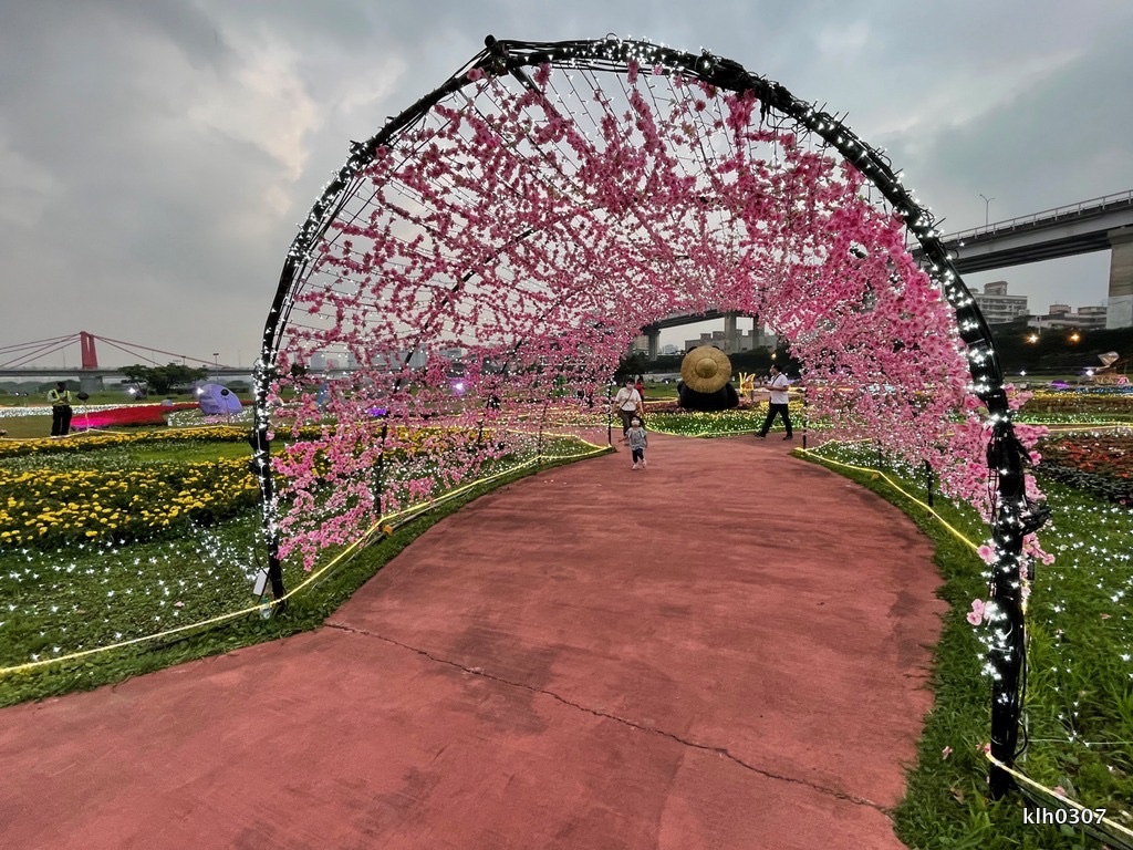 粉紅花拱門與花田步道