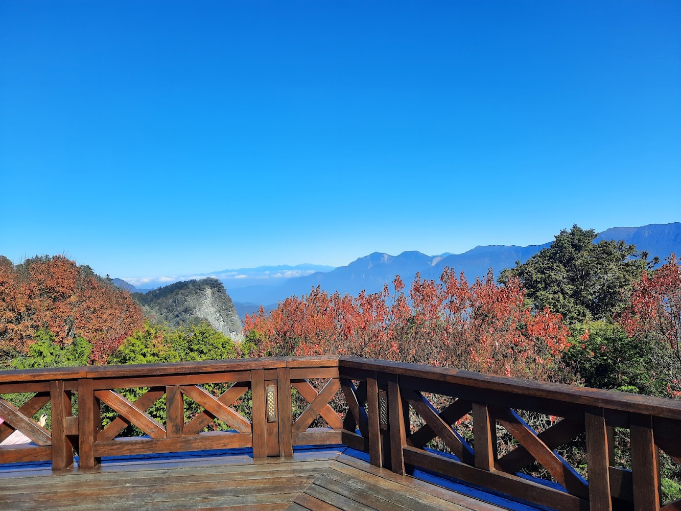 小笠原山觀景台木平台與山巒
