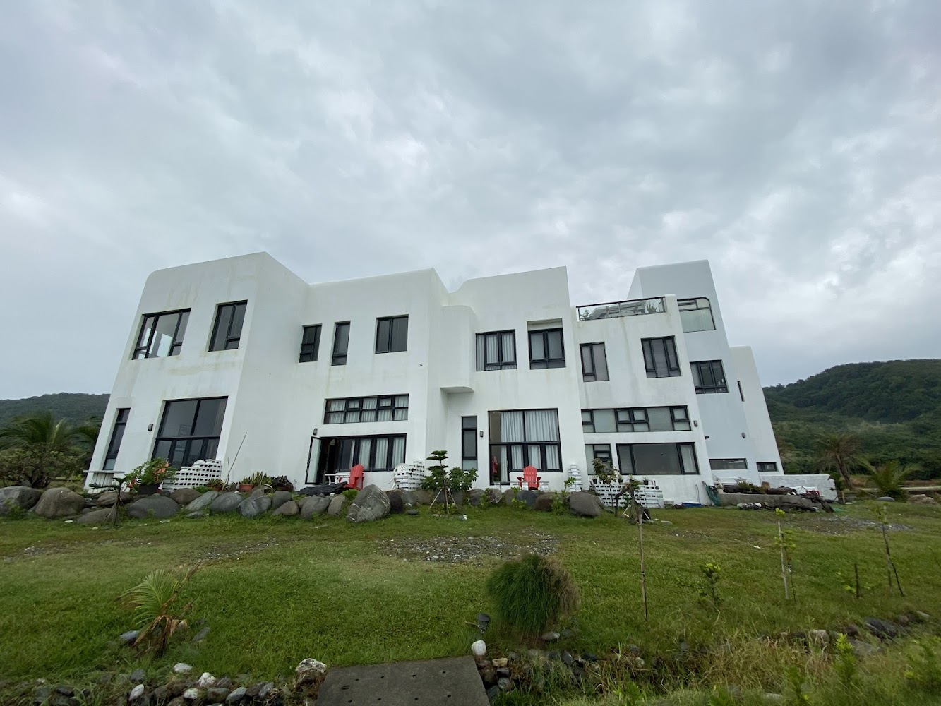 大片綠色草地與現代白色建築
